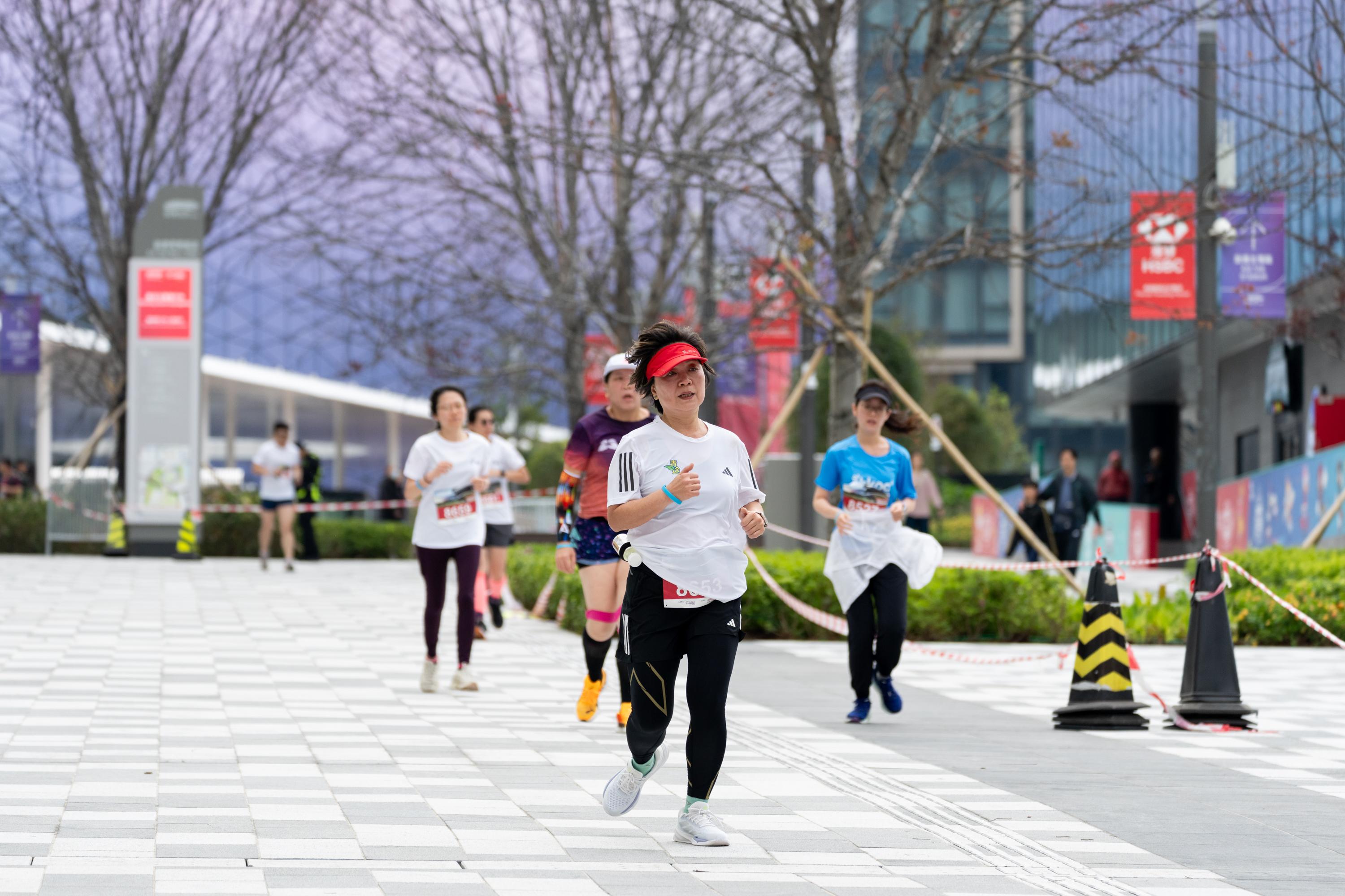 教育局局長蔡若蓮參加5公里企業組賽事。 (大會圖片)