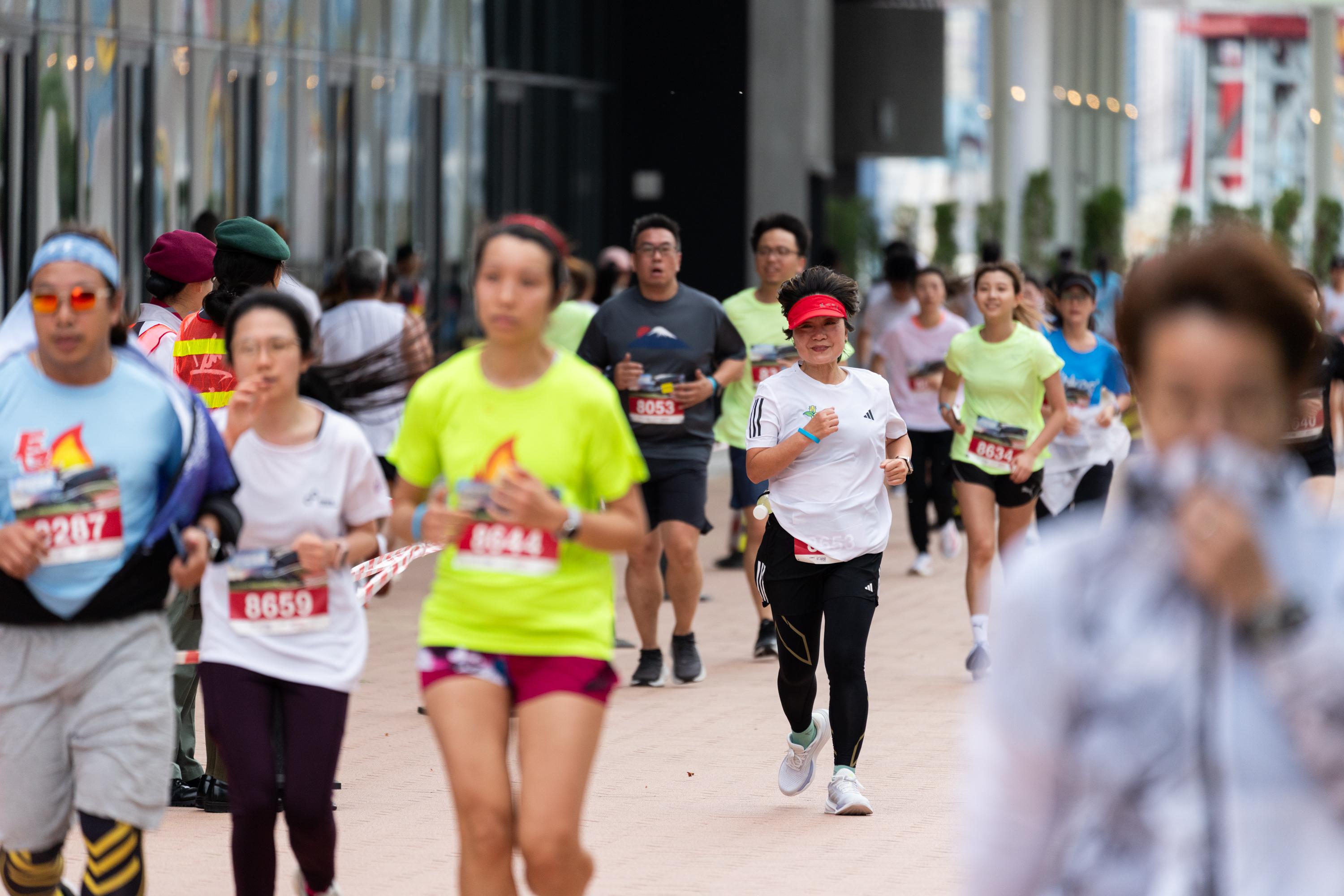 教育局局長蔡若蓮及發展局副局長林智文挑戰 5 公里企業組別賽事。 (大會圖片)