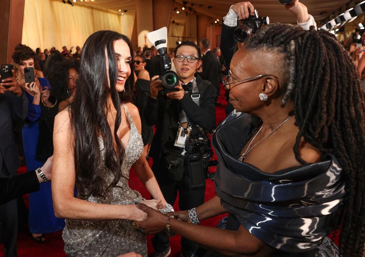 胡比高拔與《人鬼情未了》女主角狄美摩亞世紀同場。