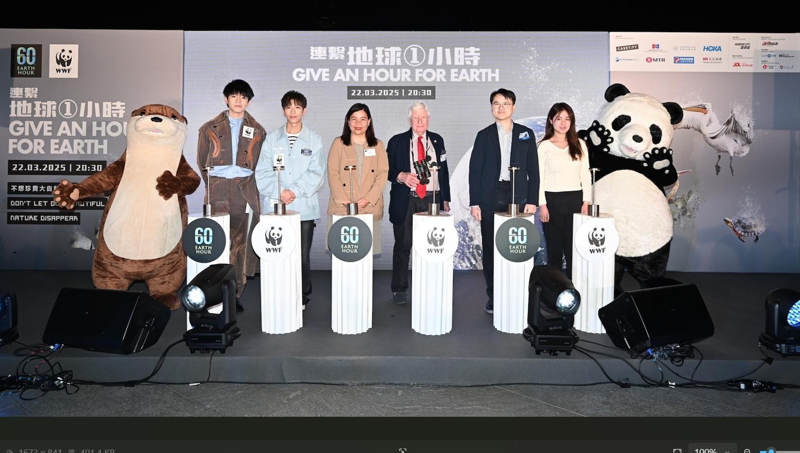 (左起)活動大使陳卓賢、洪嘉豪、WWF行政總裁黃碧茵女士、WWF董事委員會主席白丹尼(Dan Bradshaw)、環境及生態局氣候變化專員李學賢、油尖旺民政事務助理專員嚴卓晞。