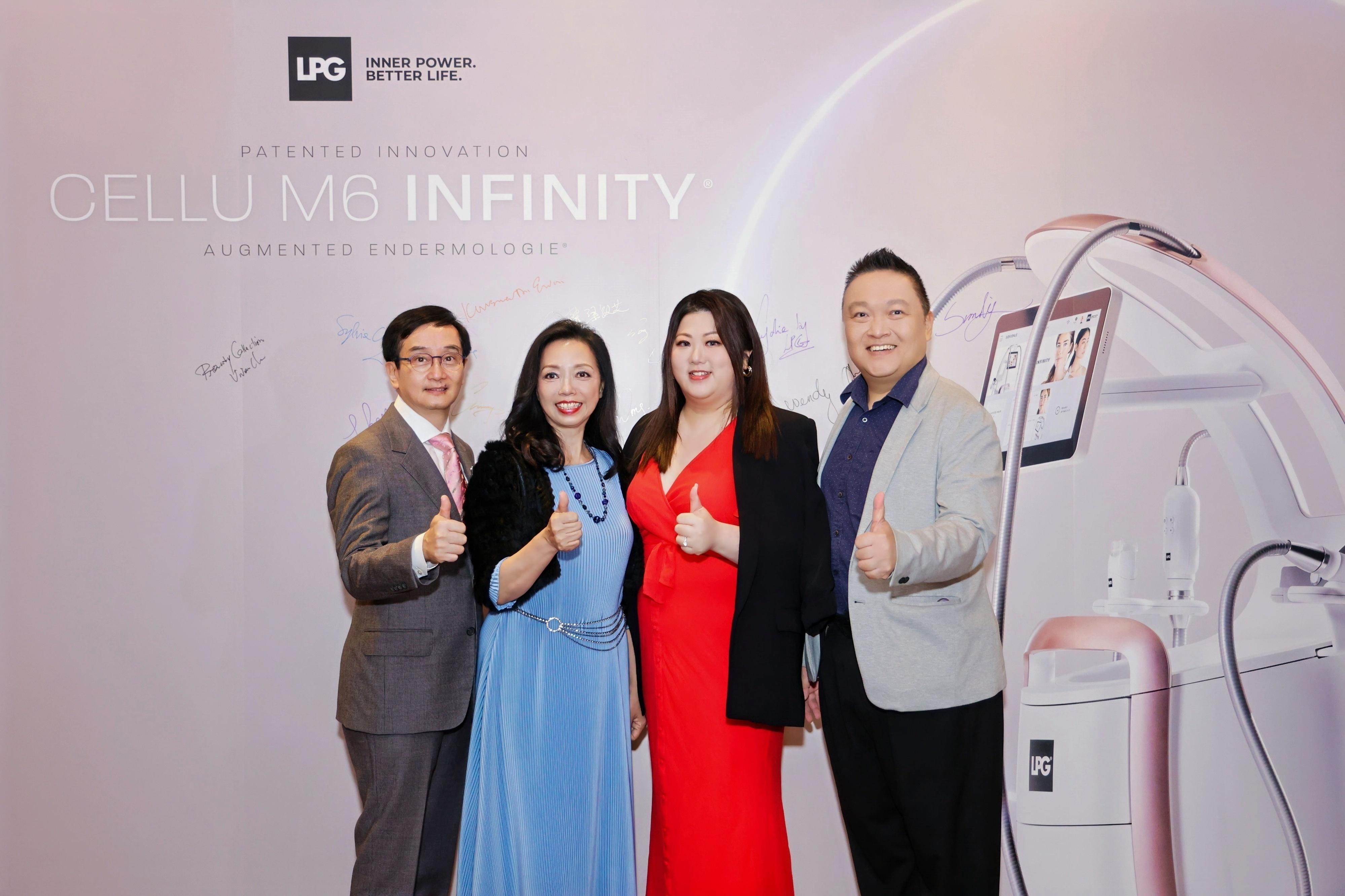 Jenny與一班觀眾合照。