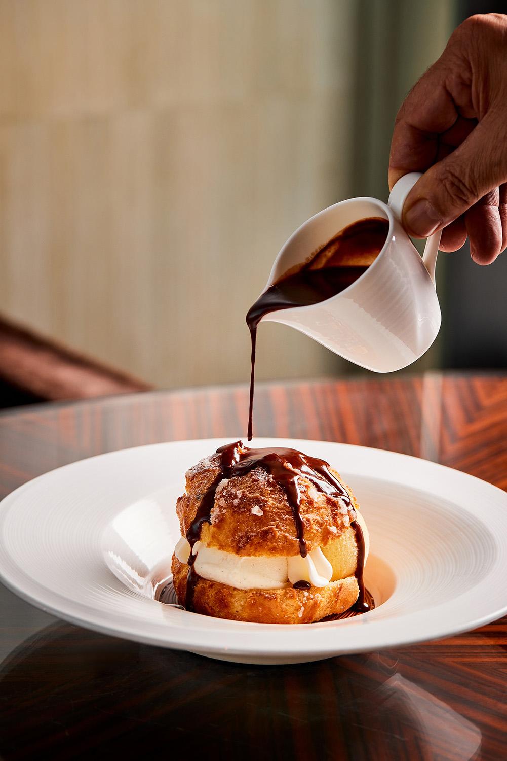 法式泡芙伴雪糕配暖朱古力汁$180