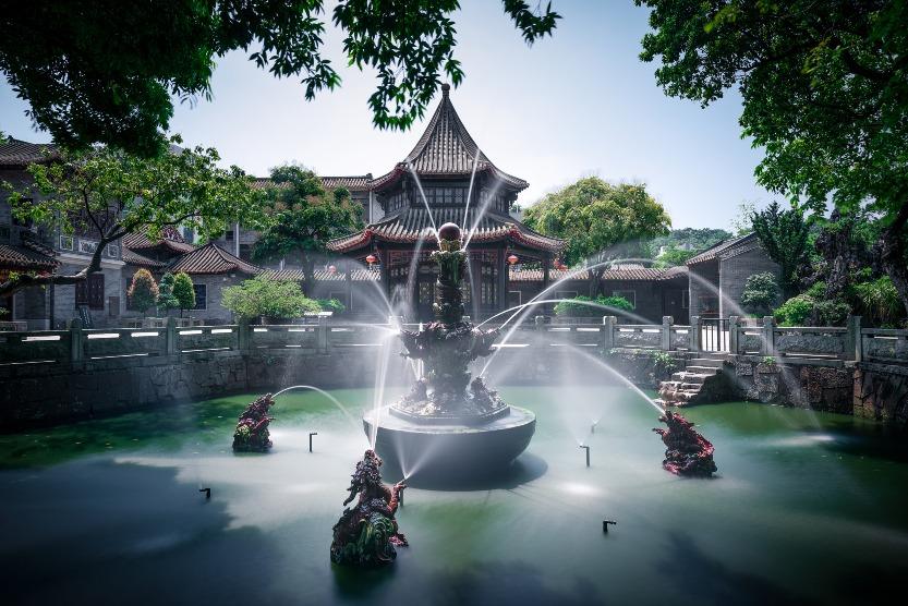 水景是清暉園的一大看點,其中,前院中的「九龍噴泉」陶塑,展示了佛山陶瓷藝術與嶺南園林相映之美。(土坯)