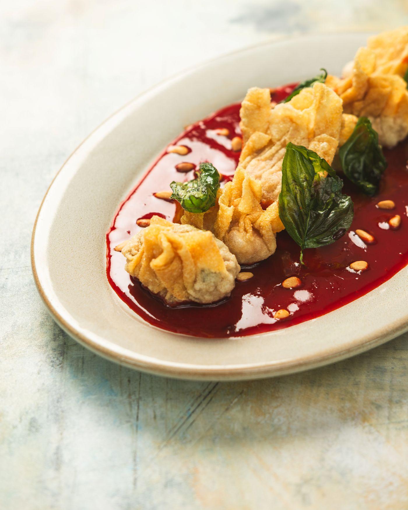 炸雲吞水餃伴果香醬:麥文記首創的全蝦雲吞與鮮蝦水餃,酥脆鮮美,搭配The Praya自製的天然果香醬,酸甜平衡。