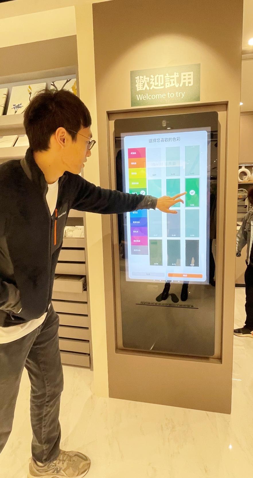 顧客在電腦點選顏色,設計心儀的廚房或衣櫃顏色。(圖片來源:當代中國)