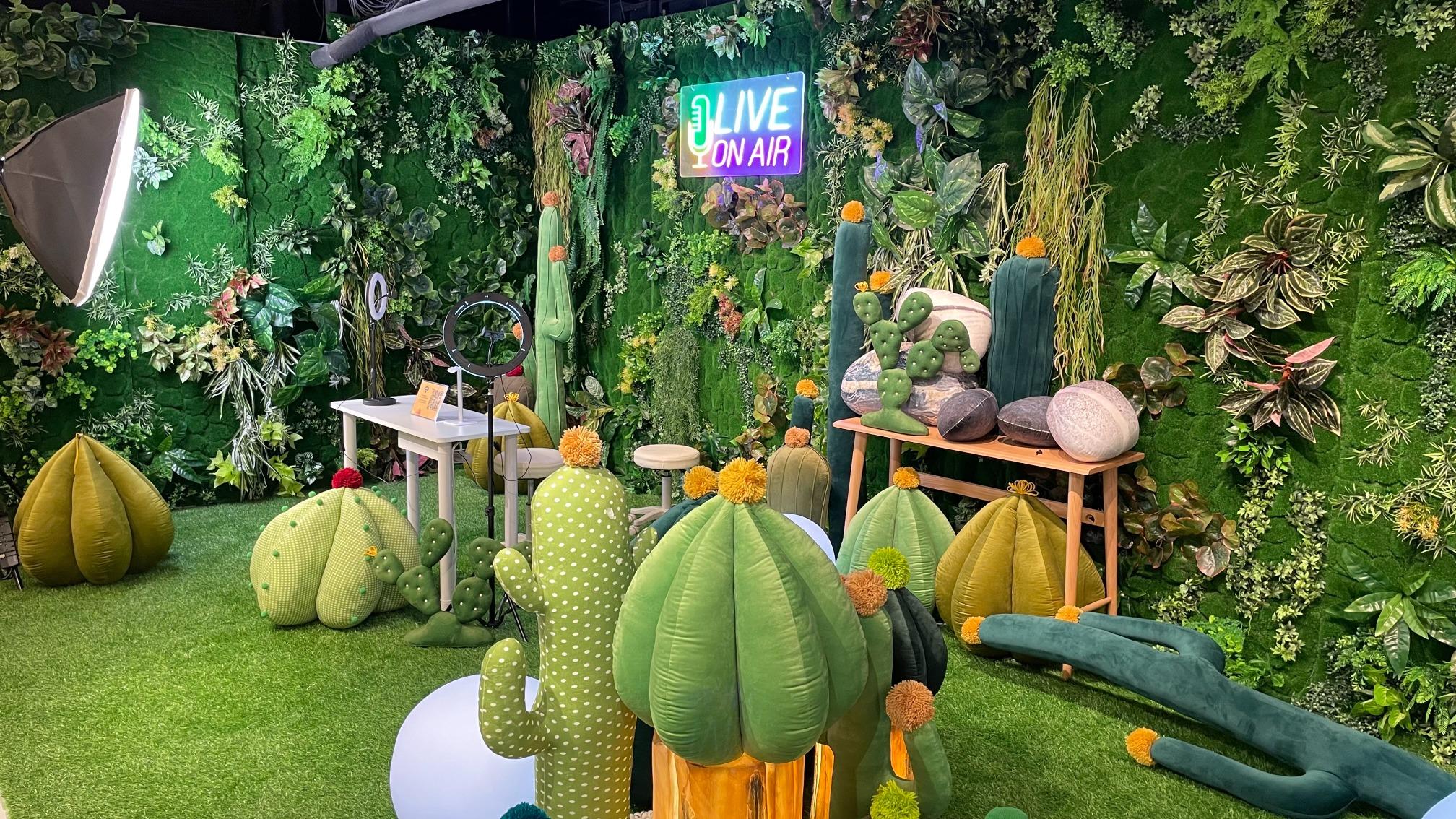 為迎合新一代家居辧公的趨勢,淘寶家具實體店設有辦公室區,陳列如電競椅子、直播設備等。(圖片來源:當代中國)