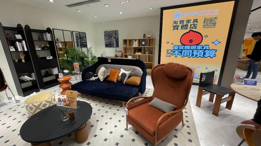 淘寶家具實體店每位貨品都附有專屬的二維碼,顧客掃描下單,不設現場銷售。(圖片來源:當代中國)