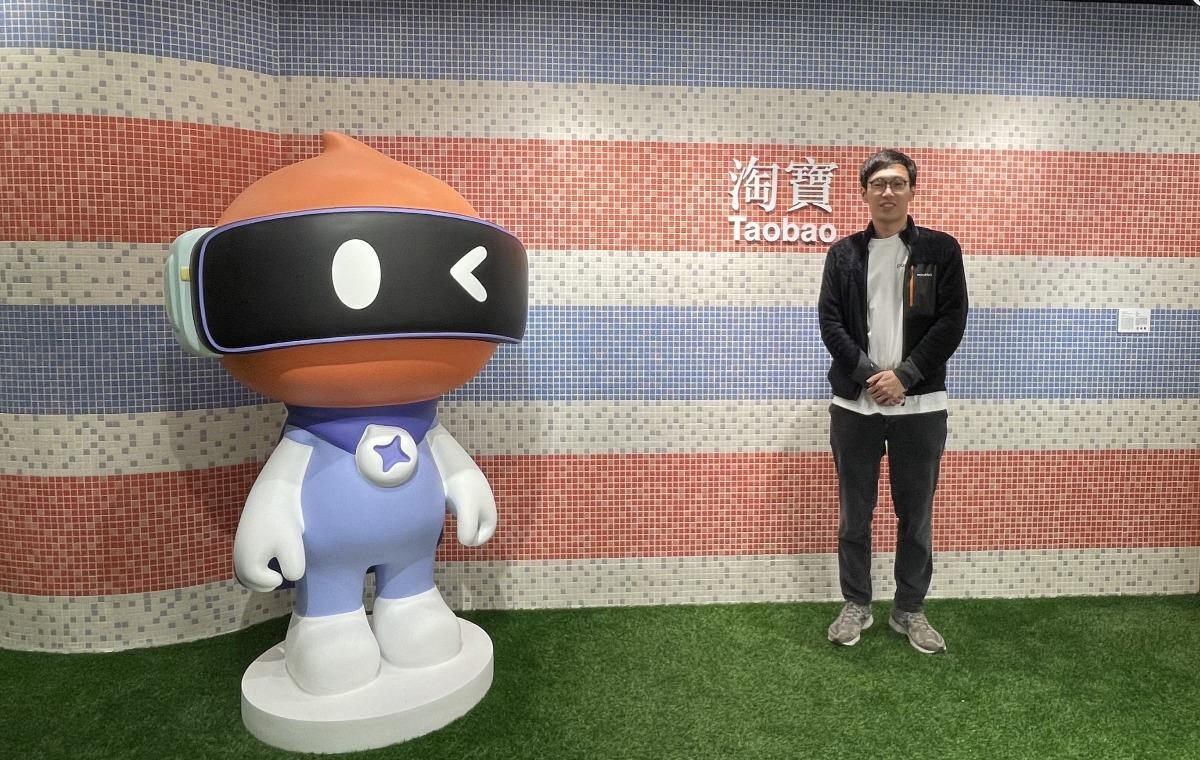 淘寶家具實體店Papahome共同創辦人蔡司範說,店內所展示的產品都是針對香港消費者的品味和需求而設,能滿足高品質、高性價比及優質設計三大條件。(圖片來源:當代中國)