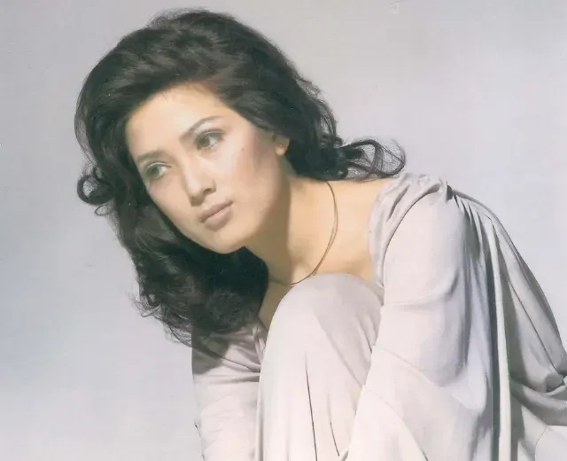 石田良子13歲就出道,成名於六十年代。