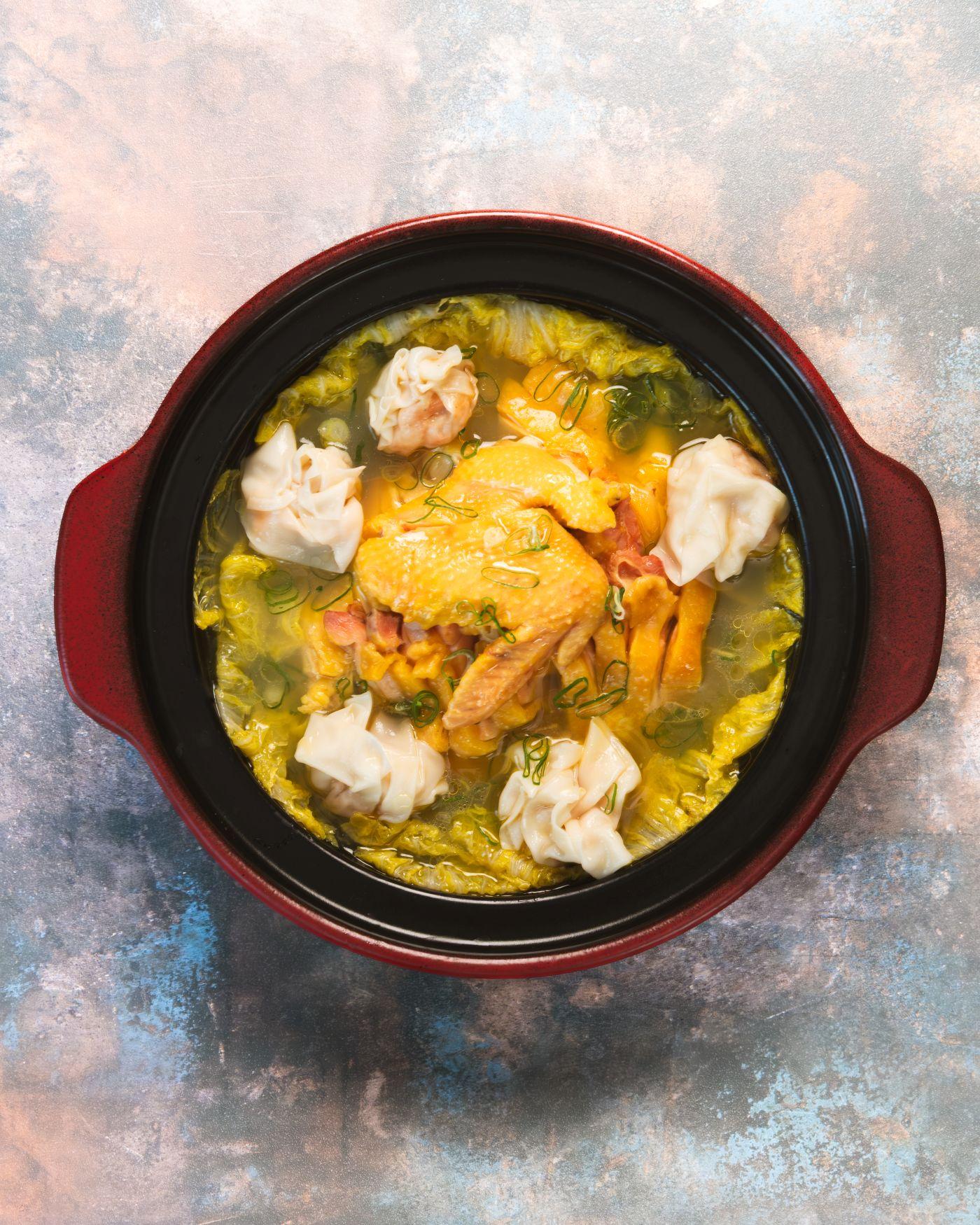 砂窩雲吞雞:三黃雞白湯以三重工序熬製 7 小時,配麥文記全蝦雲吞,滿載鮮味。