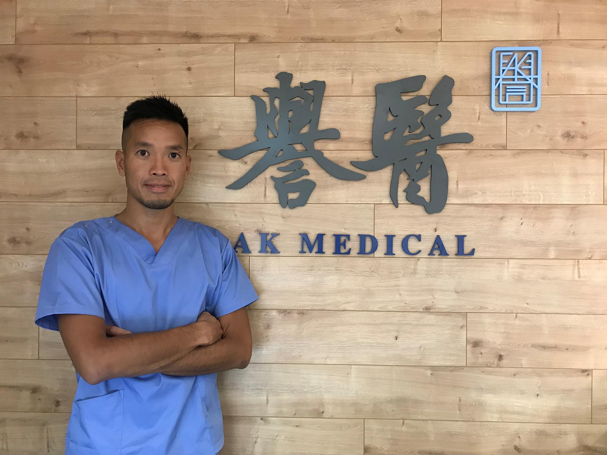 陳健華醫生談吐得體又靚仔,與定欣非常相襯。