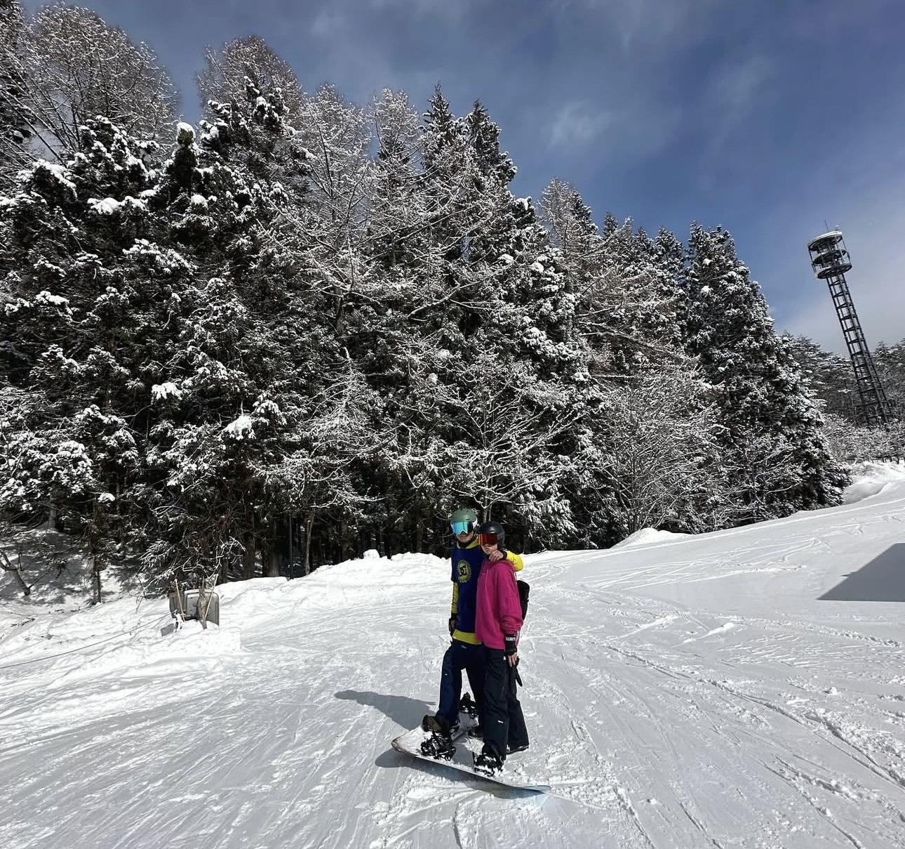 胡定欣在今年元宵佳節放閃,公開與男友「陳醫生」外遊滑雪的合照。