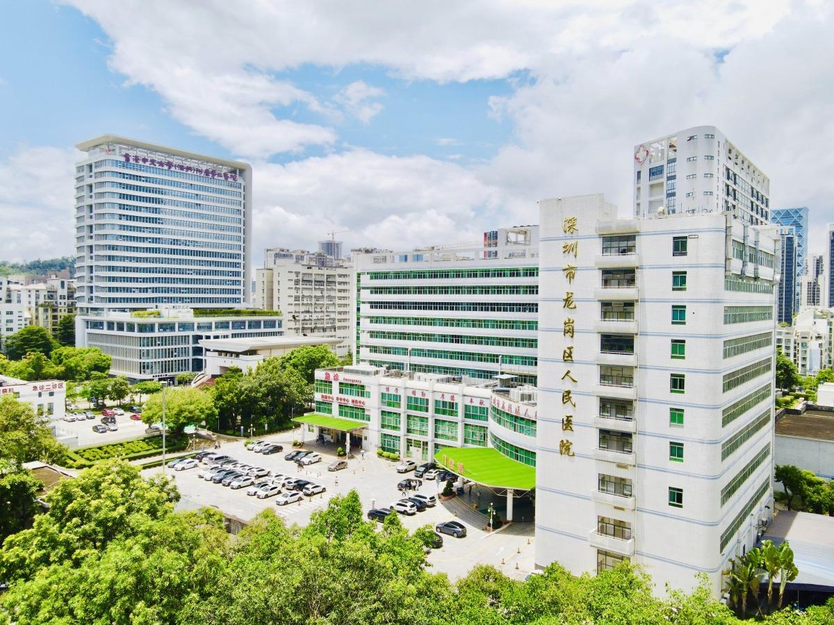 龍崗區致力發展智慧醫療,計劃今年底在龍崗區公立醫院都全面使用華佗GPT。圖為最早使用華佗GPT的深圳市龍崗區人民醫院。(圖片來源:香港中文大學(深圳))