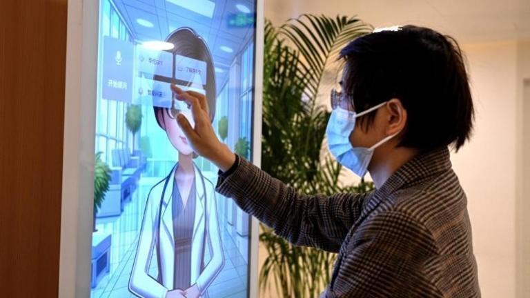 深圳市龍崗區人民醫院內,一名市民在查詢華佗GPT。( 網上圖片)