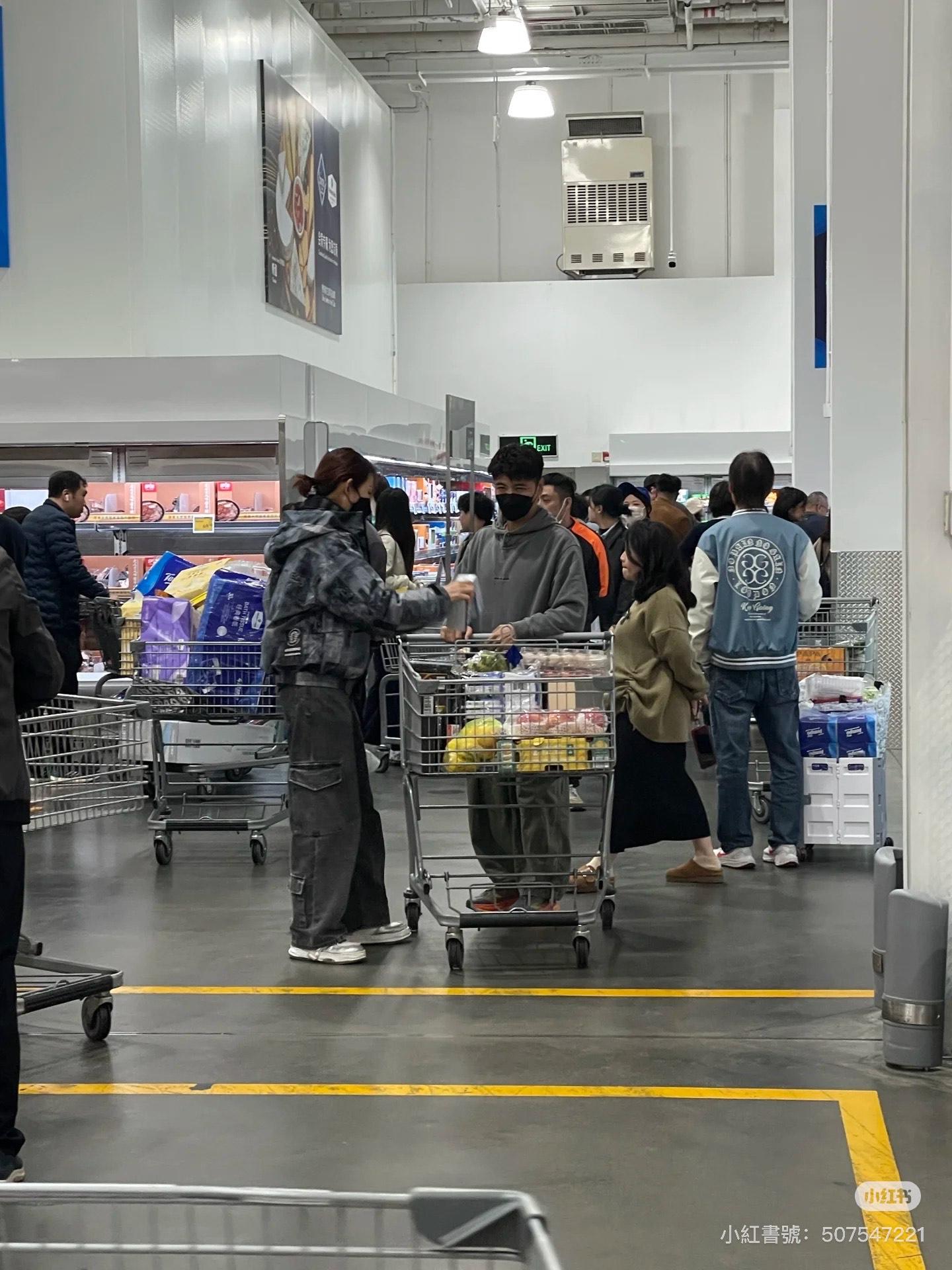 張晉推住的購物車堆滿日常用品。