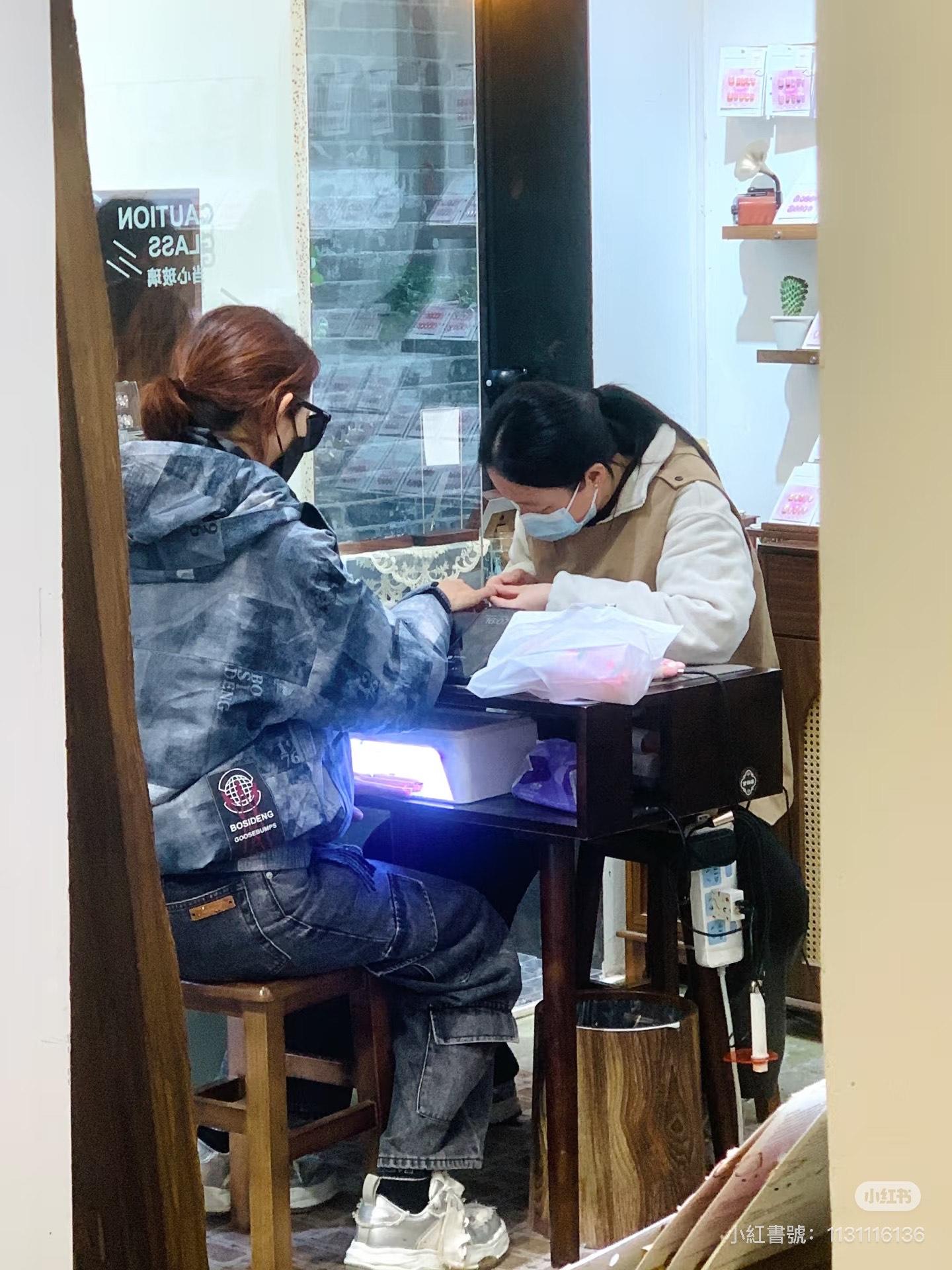 蔡少芬在珠海貼地光顧小店修甲 。