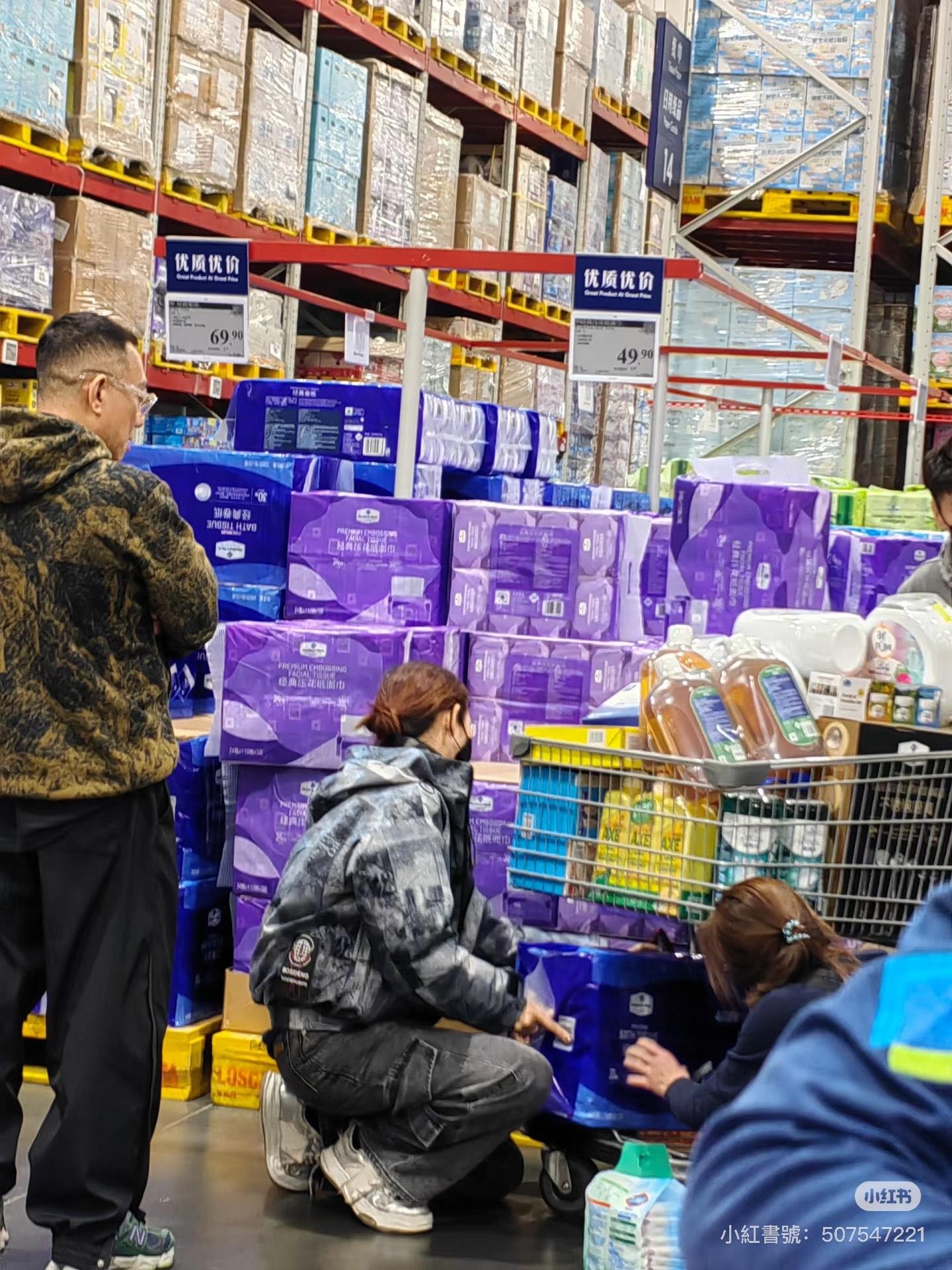 蔡少芬孖張晉北上行山姆掃貨 貼地光顧小店修甲