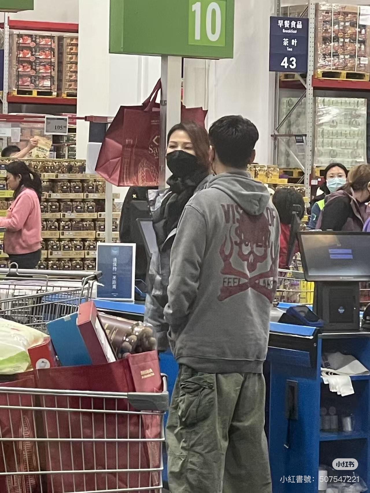 兩公婆帶上黑色口罩,打扮樸素。