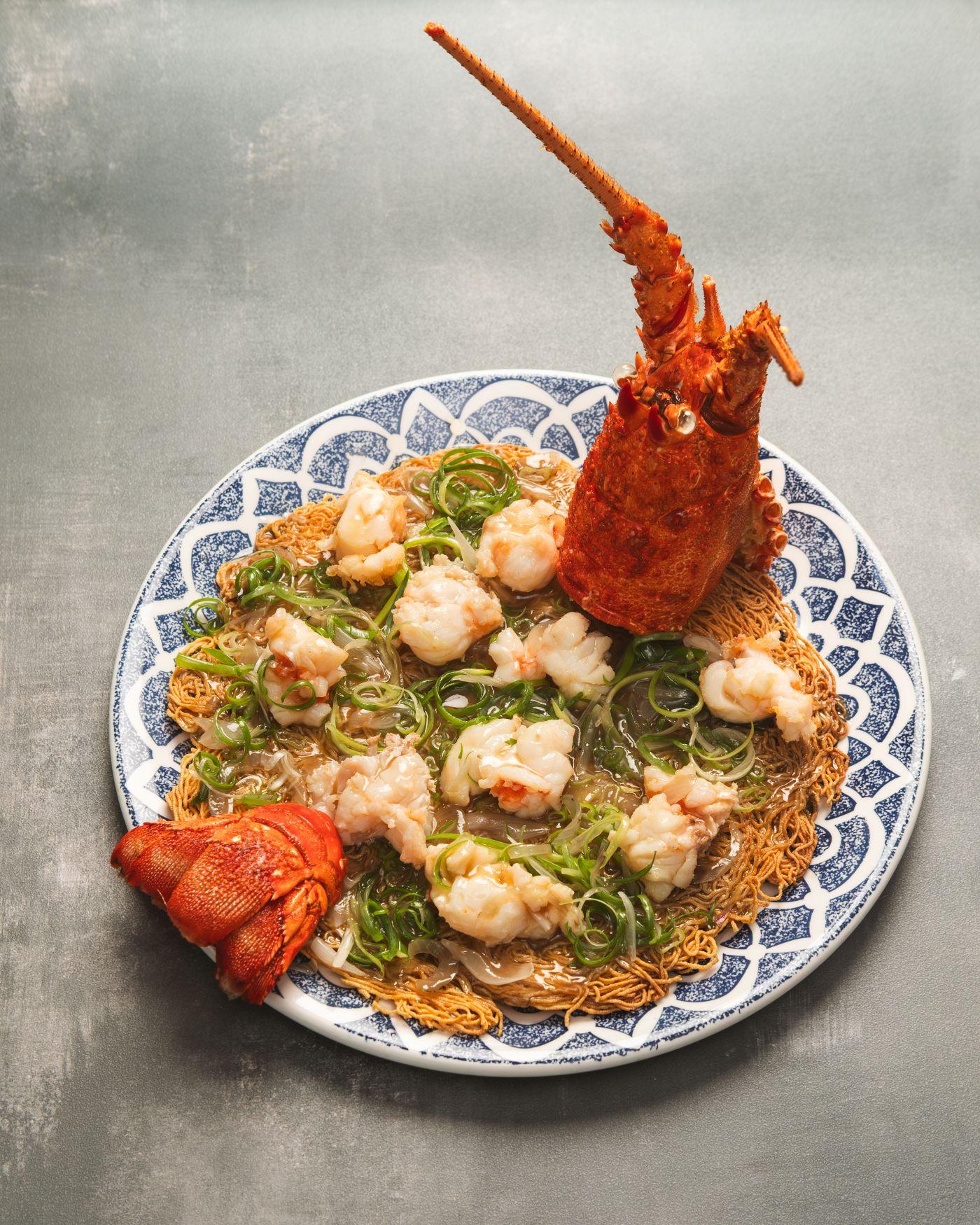 薑葱龍蝦銀絲兩面黃:鮮甜彈牙西澳龍蝦球與外酥內軟的兩面黃,配上The Praya 秘製龍蝦上湯,充滿鮮濃精髓。