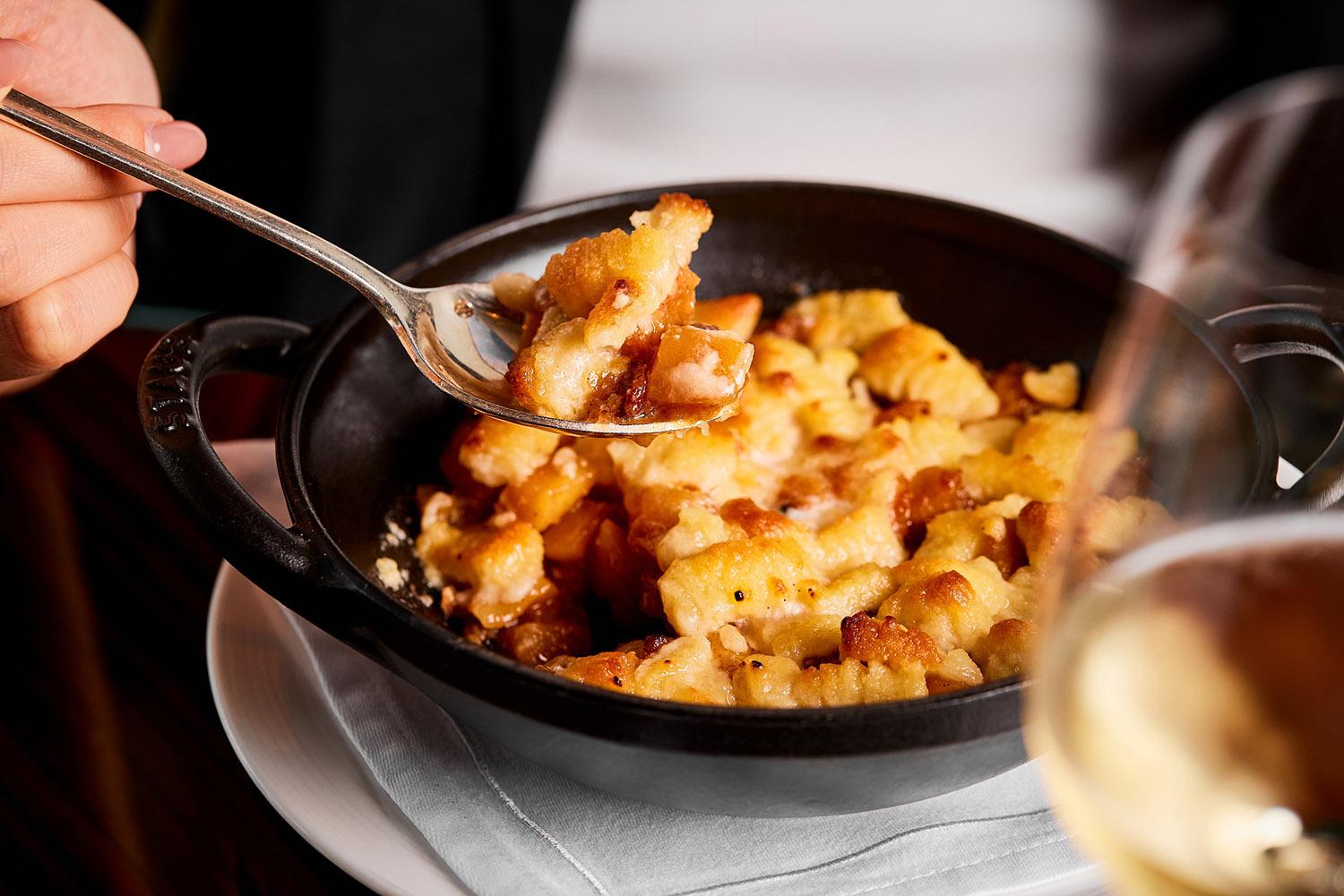 蘋果白蘭地火焰蘋果提子乾金寶配雲呢拿雪糕$180