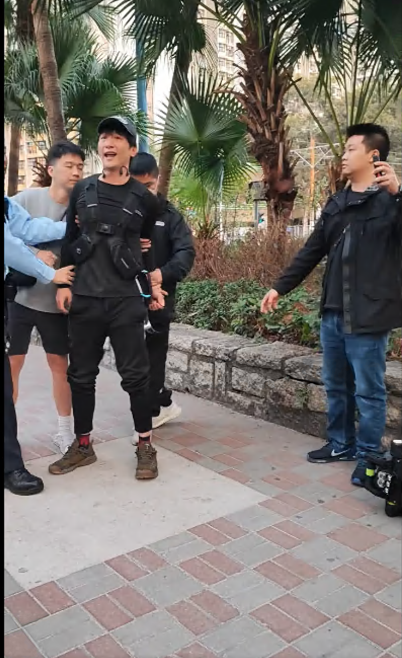 周永恆涉踩風火輪被捕,影片見到他遭警方鎖手銬。