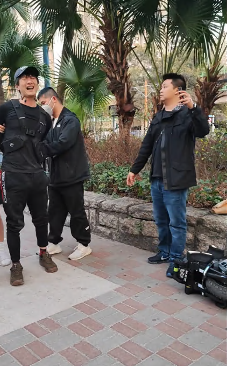 周永恆涉踩風火輪被捕,影片見到他遭警方鎖手銬。