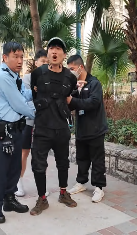 周永恆涉踩風火輪被捕,影片見到他遭警方鎖手銬。