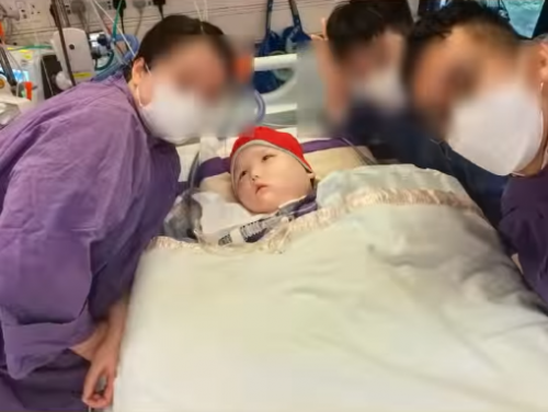 手術期間因醫療事故變成植物人的8歲女童周天瑜,情況一直受到關注。圖為周父一家人在醫院陪伴天瑜照。(天瑜醫療事故關注組)