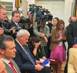 當日在場的烏克蘭大使用手遮臉,苦惱情緒盡現。(互聯網)