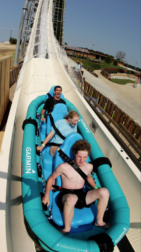 充氣筏採用3人共乘的設計。(互聯網)