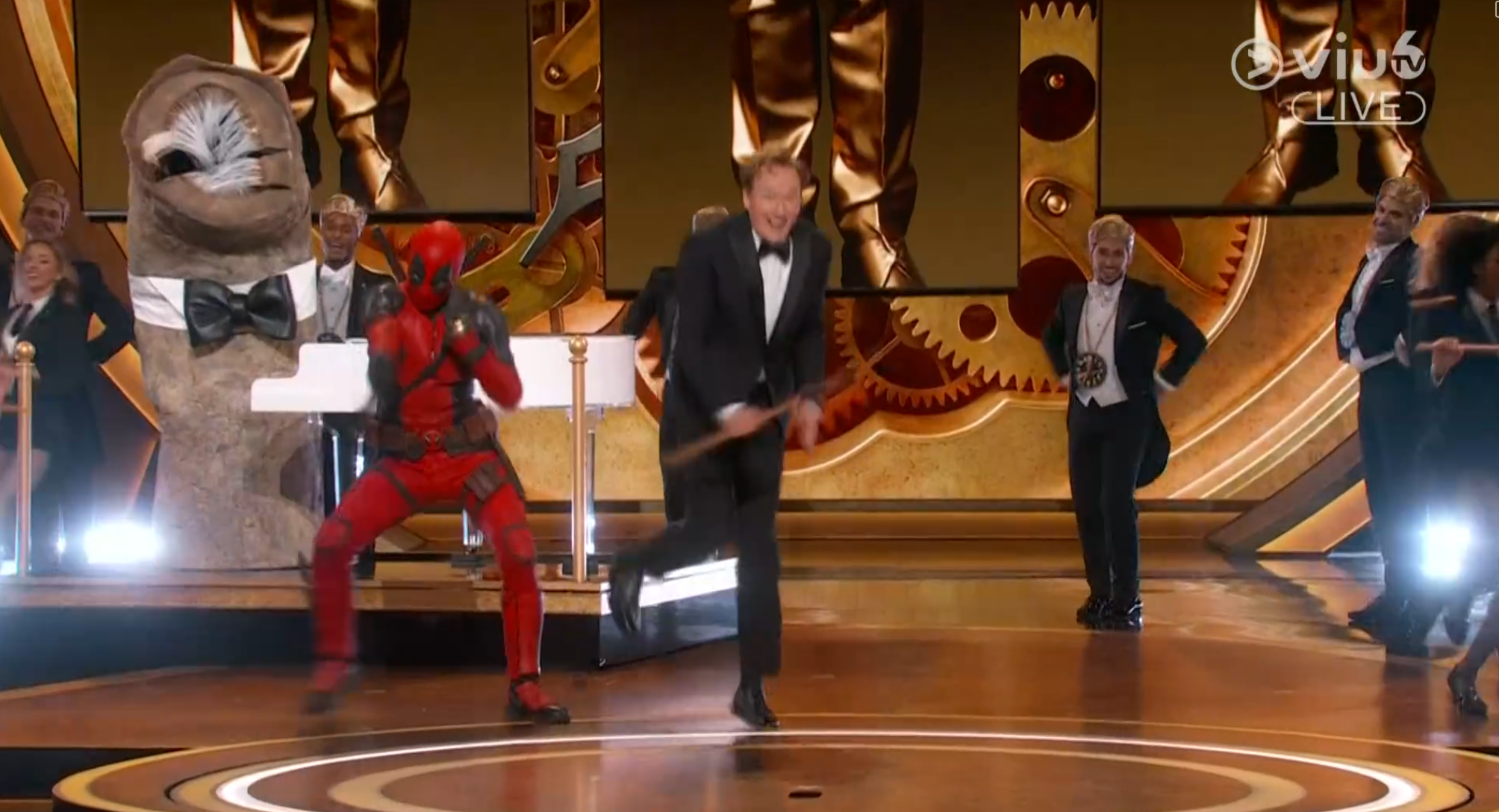 Conan O'Brien與死侍Deadpool載歌載舞。