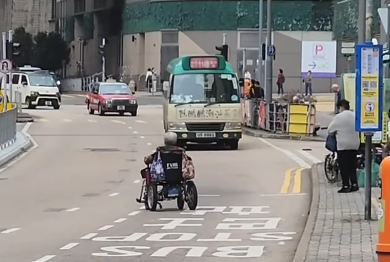 婆婆坐著輪椅逆線行走。(網上片段截圖)