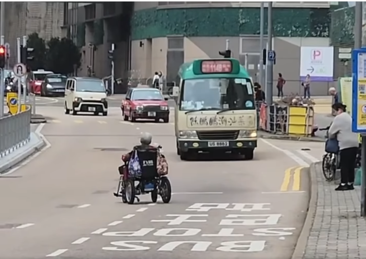 婆婆坐著輪椅逆線行走。(網上片段截圖)