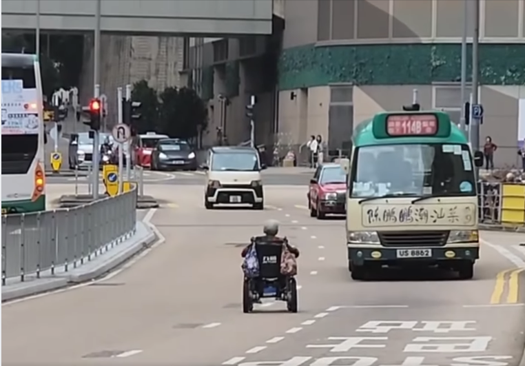 婆婆坐著輪椅逆線行走。(網上片段截圖)