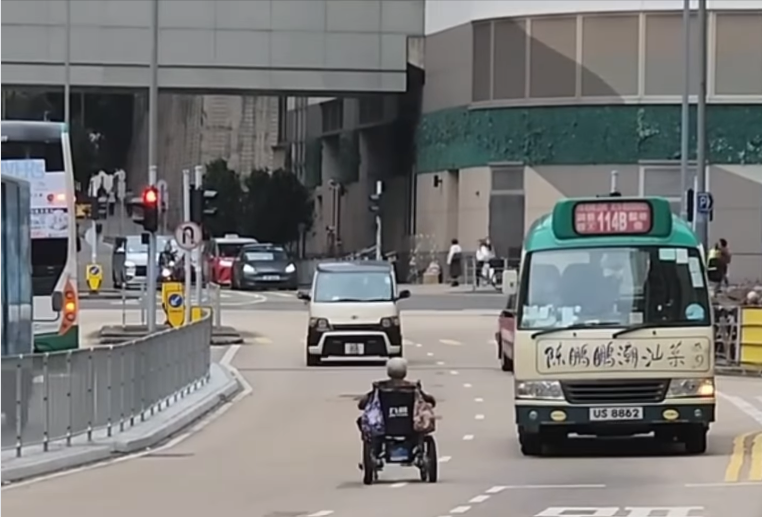 婆婆坐著輪椅逆線行走。(網上片段截圖)