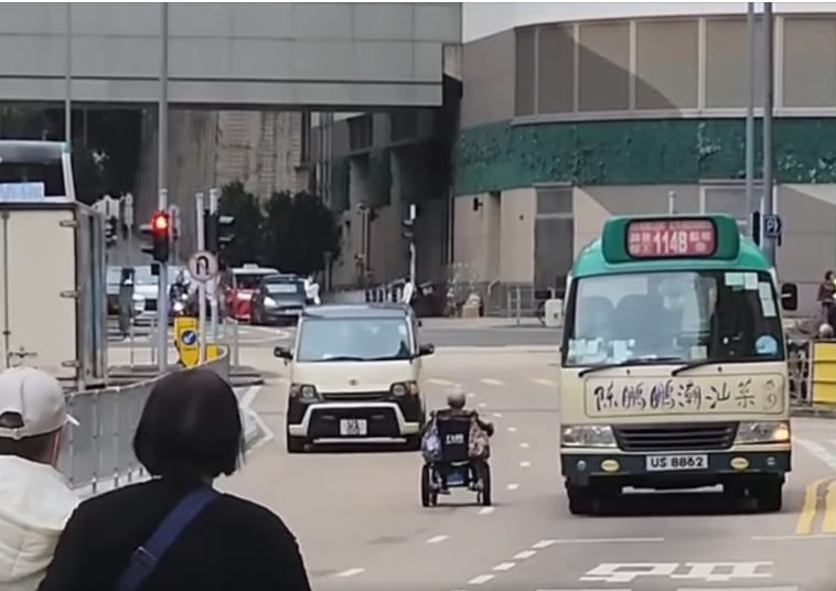 婆婆坐著輪椅逆線行走。(網上片段截圖)