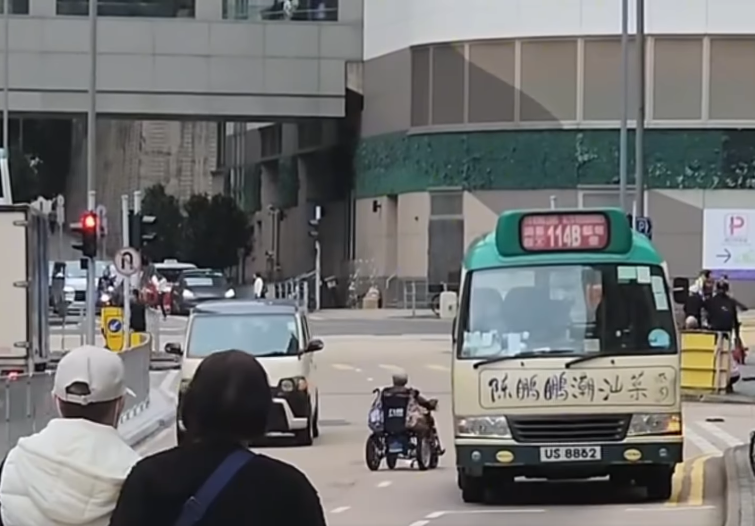 婆婆坐著輪椅逆線行走。(網上片段截圖)