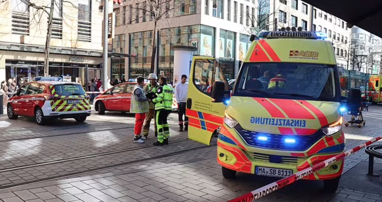 一輛SUV在曼海姆高速撞向人群。(美聯社)