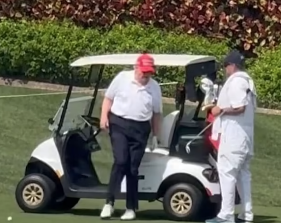 特朗普被指步姿奇怪。(互聯網)