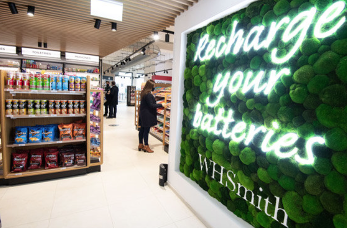 集團目前的盈利主要由設於機場及鐵路站的旅遊用品、食品及手信店帶動。(互聯網)