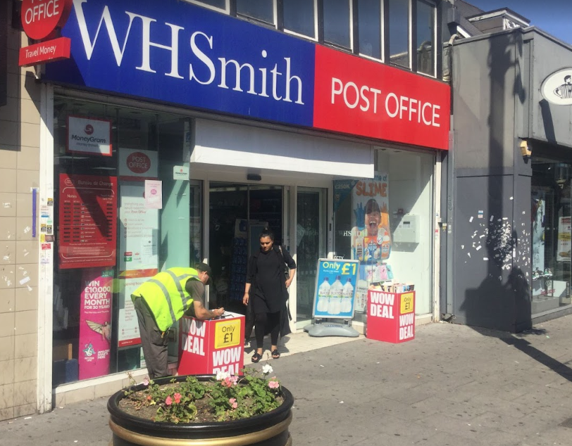 WHSmith位於市區主要街頭的500間分店,正尋求新買家。(互聯網)