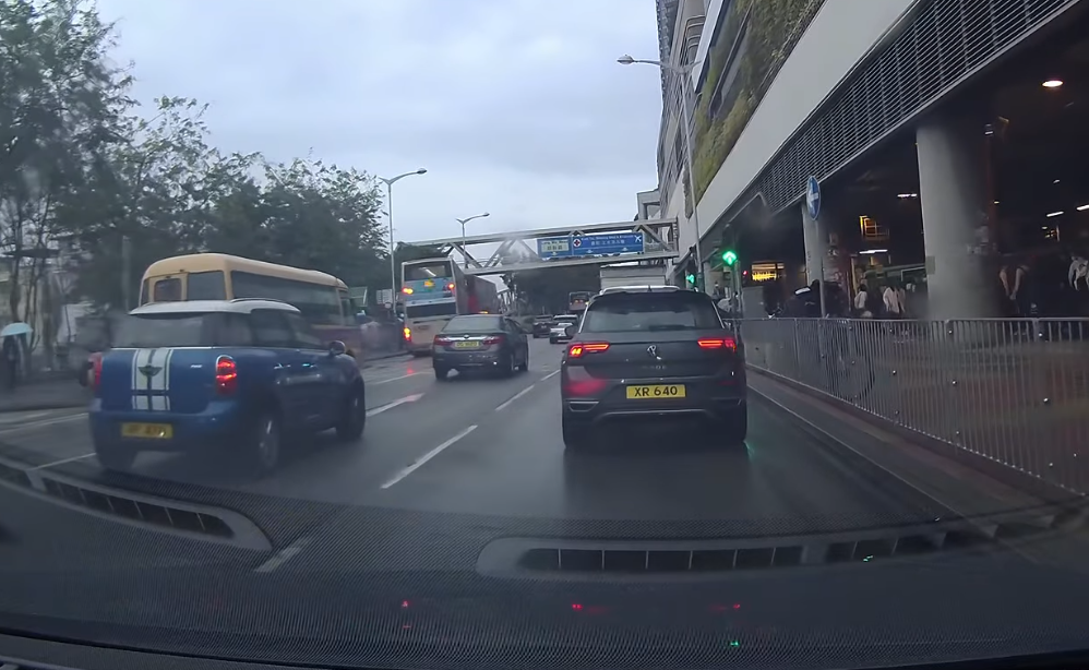 車Cam直擊|元朗朗日路有電單車衝紅燈,險撞過路人群。(車cam L(香港群組))