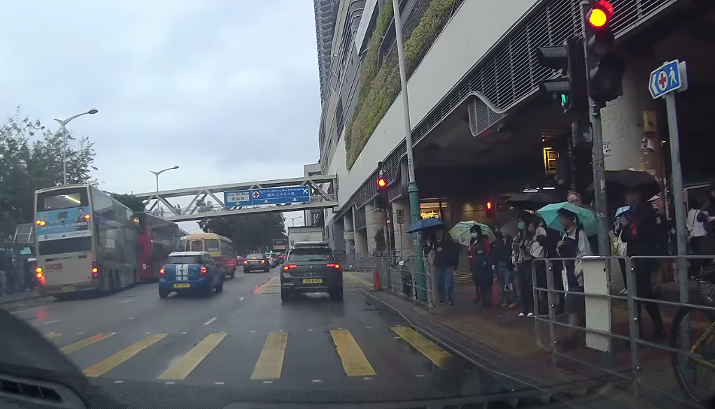 車Cam直擊|元朗朗日路有電單車衝紅燈,險撞過路人群。(車cam L(香港群組))