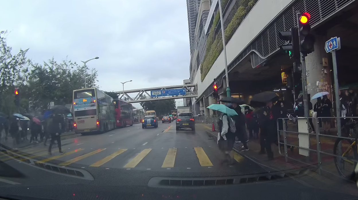 車Cam直擊|元朗朗日路有電單車衝紅燈,險撞過路人群。(車cam L(香港群組))