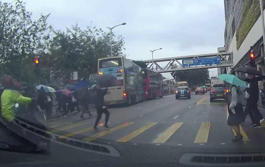 車Cam直擊|元朗朗日路有電單車衝紅燈,險撞過路人群。(車cam L(香港群組))