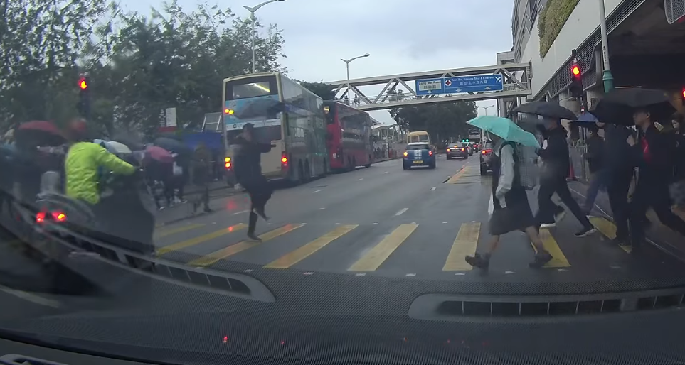 車Cam直擊|元朗朗日路有電單車衝紅燈,險撞過路人群。(車cam L(香港群組))