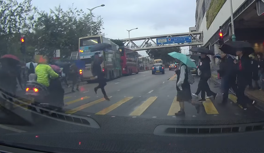 車Cam直擊|元朗朗日路有電單車衝紅燈,險撞過路人群。(車cam L(香港群組))