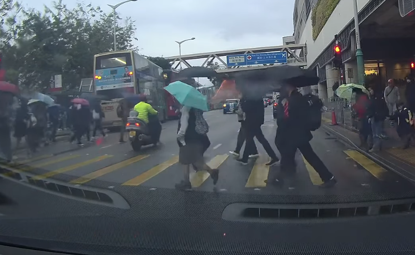 車Cam直擊|元朗朗日路有電單車衝紅燈,險撞過路人群。(車cam L(香港群組))