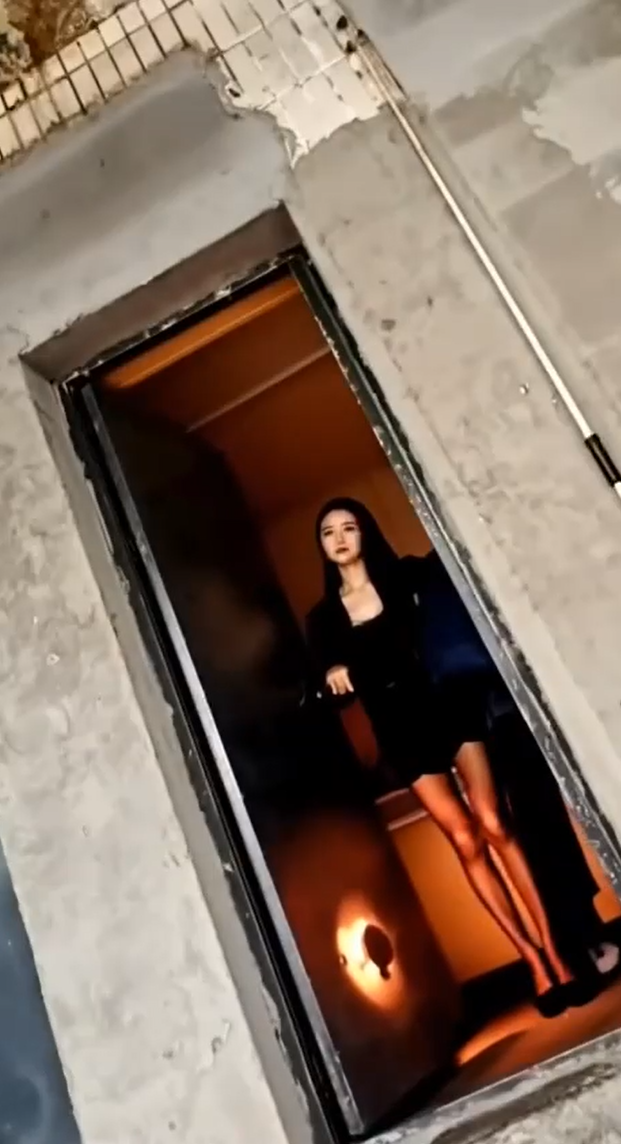 由於「長沙花魁」照片網上僅流傳兩張,加上影像有點模糊,有網民索性利用AI製作花魁影片以假亂真,依然吸引大批網民點擊觀看。