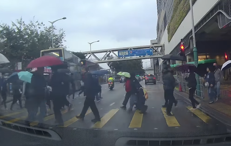 車Cam直擊|元朗朗日路有電單車衝紅燈,險撞過路人群。(車cam L(香港群組))